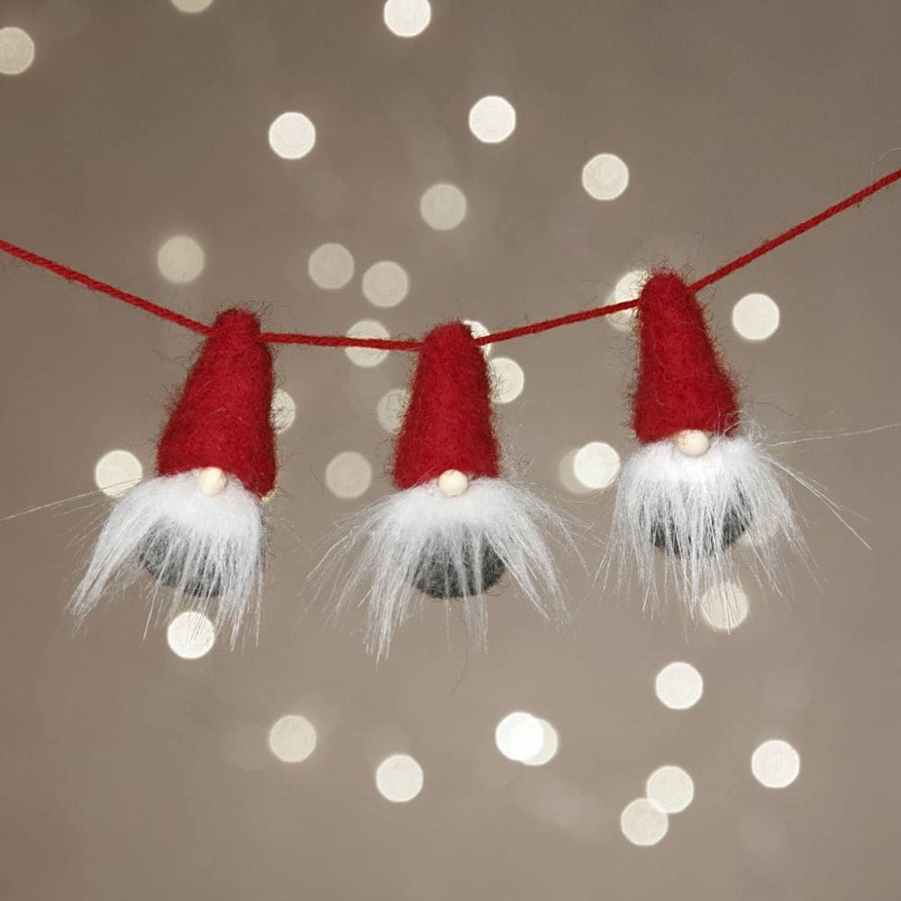 Julpyssel - Jultomtar på snöre