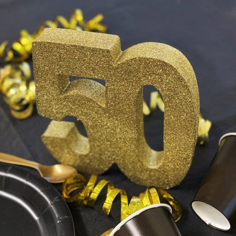 Guldglittrig bordsdekoration 50 år