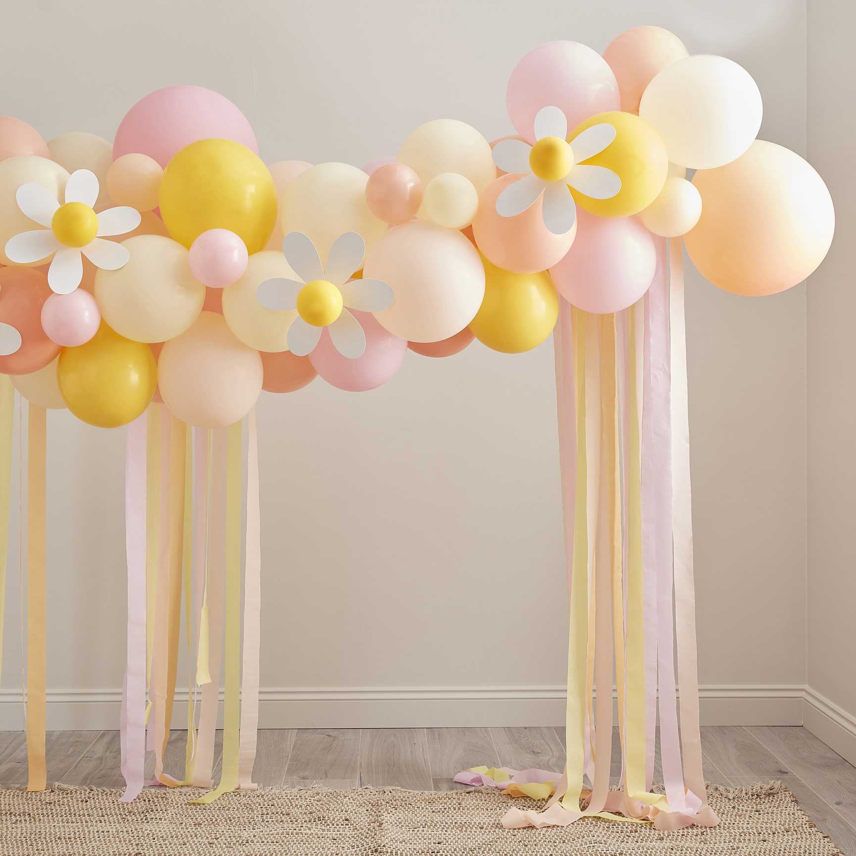 DIY Deluxe Ballongbåge - Pastell med blommor och streamers