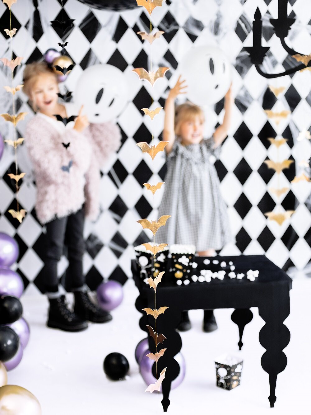 Halloweendekoration - Hängande Fladdermöss i guld 150 cm