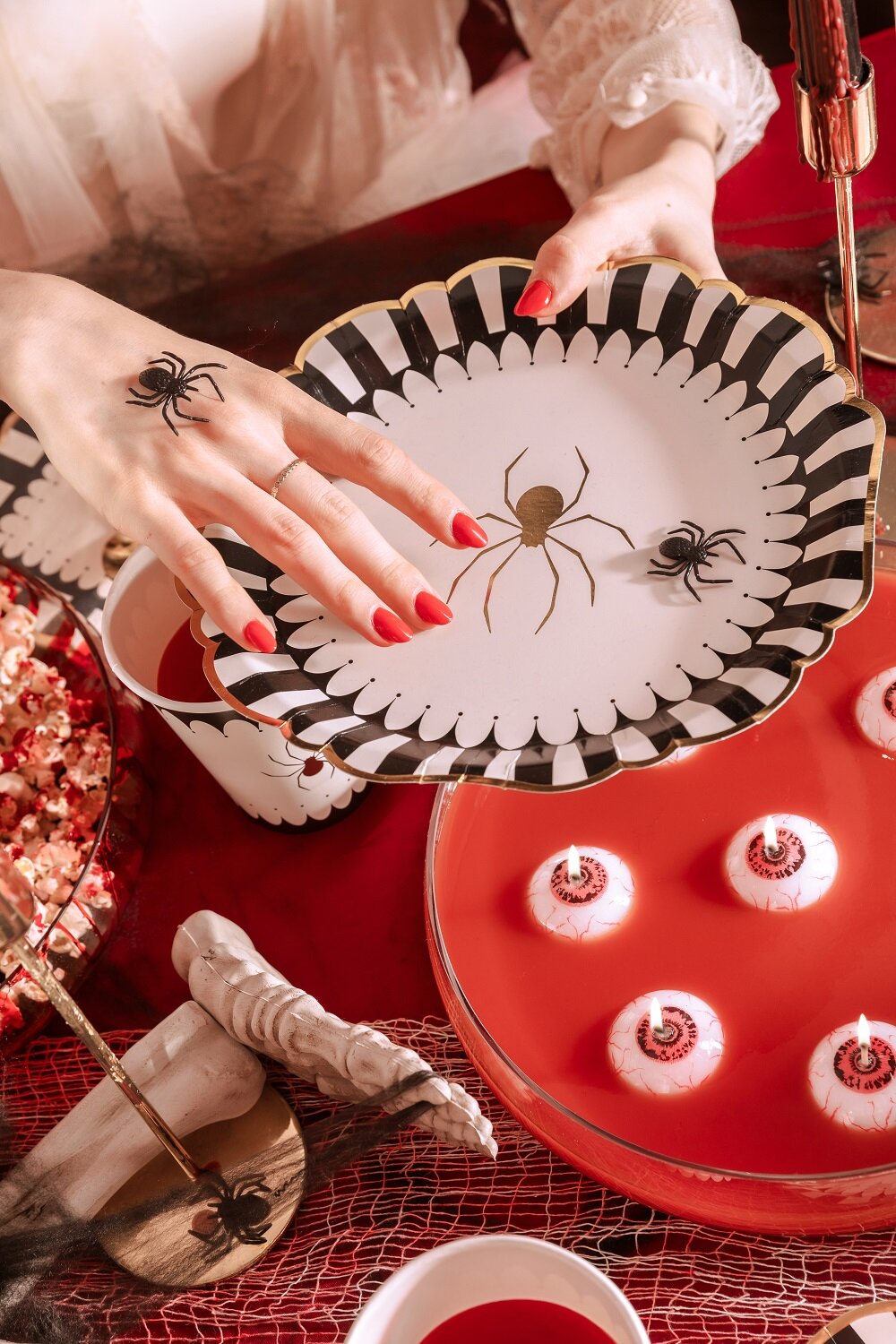 Halloweentallrikar med guldspindel 6-pack