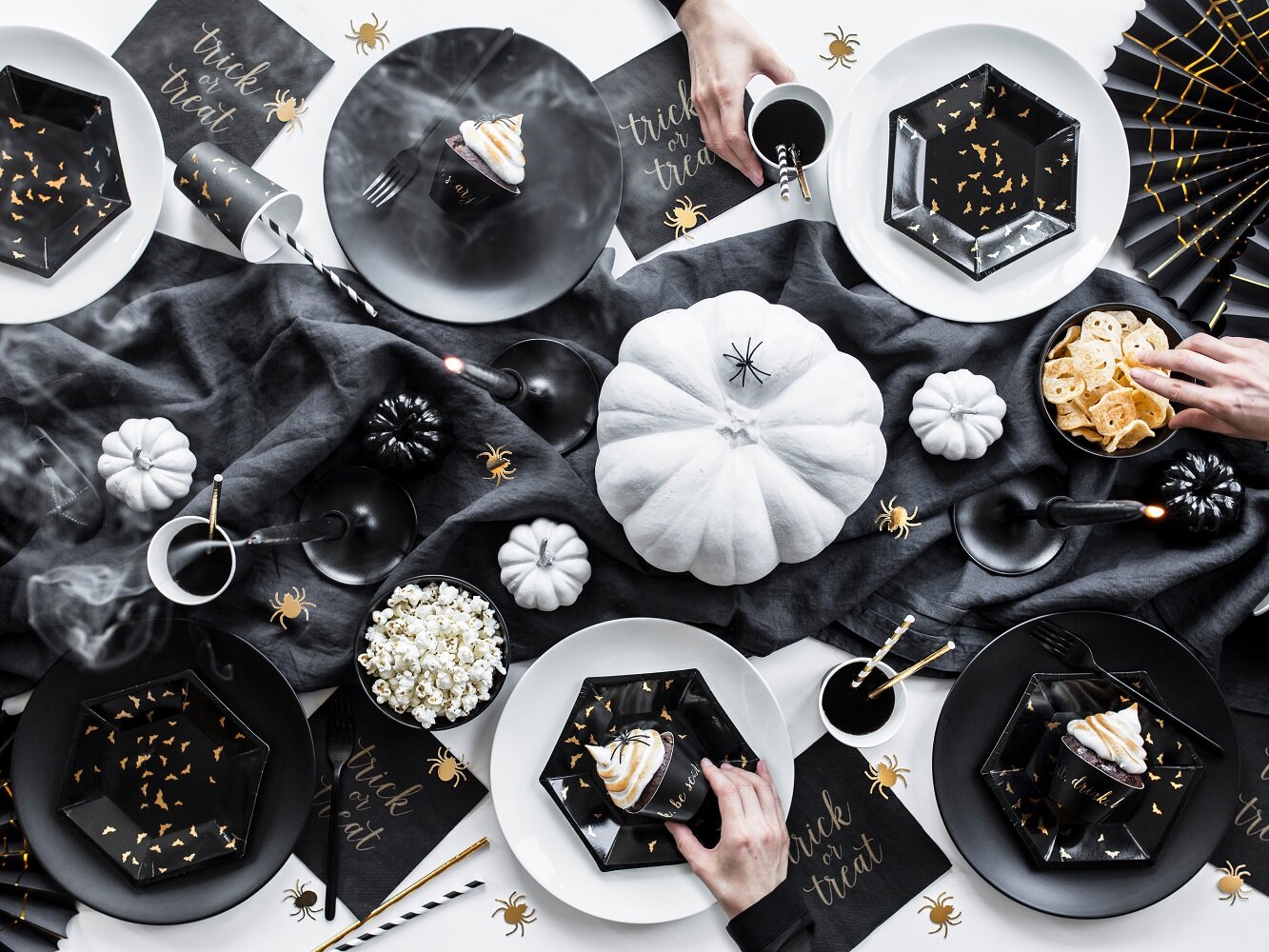 Halloweentallrikar med guldfladdermöss 6-pack